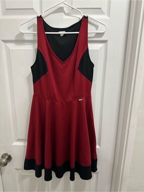 Guess Red and Black Sleeveless V-Neck Fit-and-Flare Midi Dress